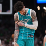 黄蜂球员比赛中低头调整状态