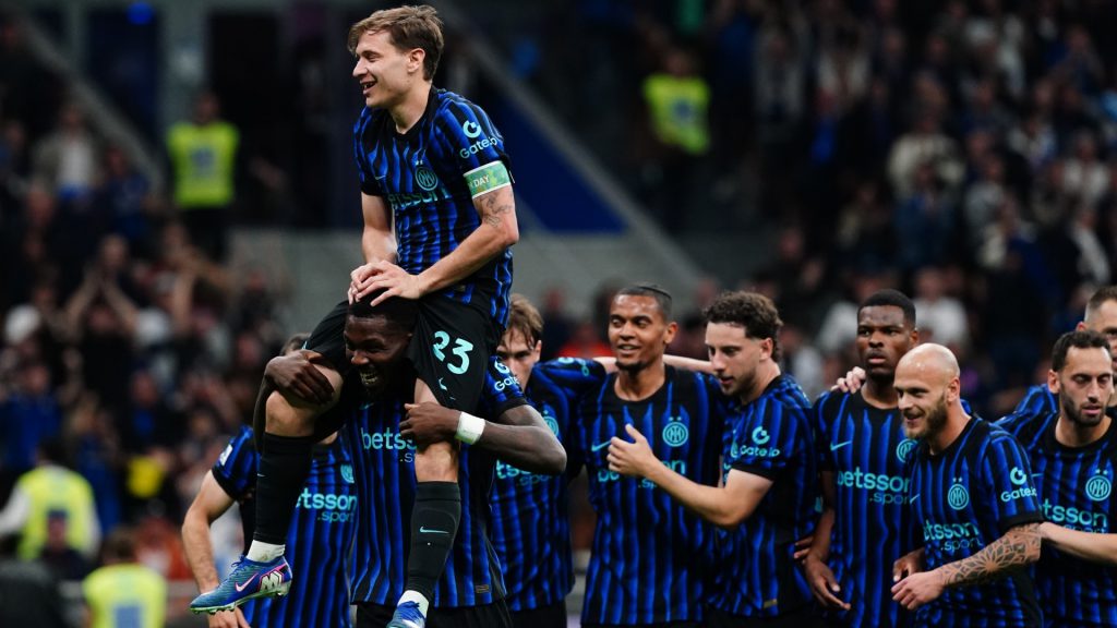 国际米兰球员庆祝进球照片