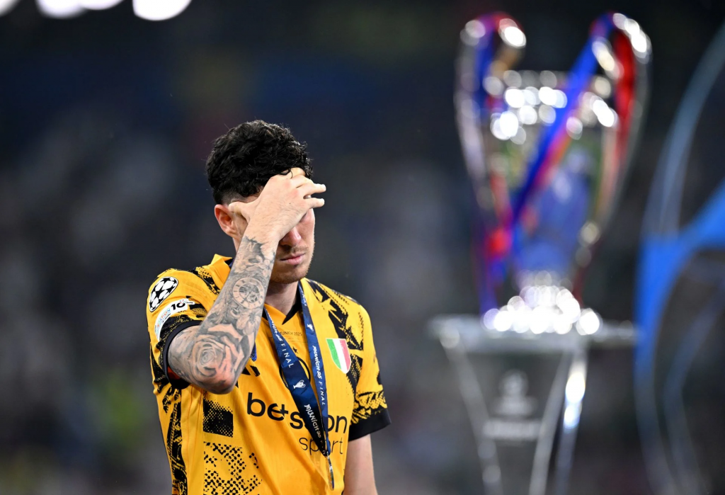 国际米兰球员在重要比赛后站在奖杯旁沉思