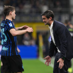 国际米兰主帅在场边与球员沟通战术