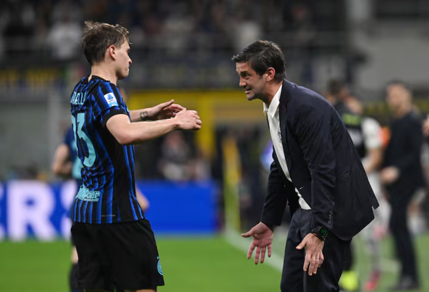 国际米兰主帅在场边与球员沟通战术