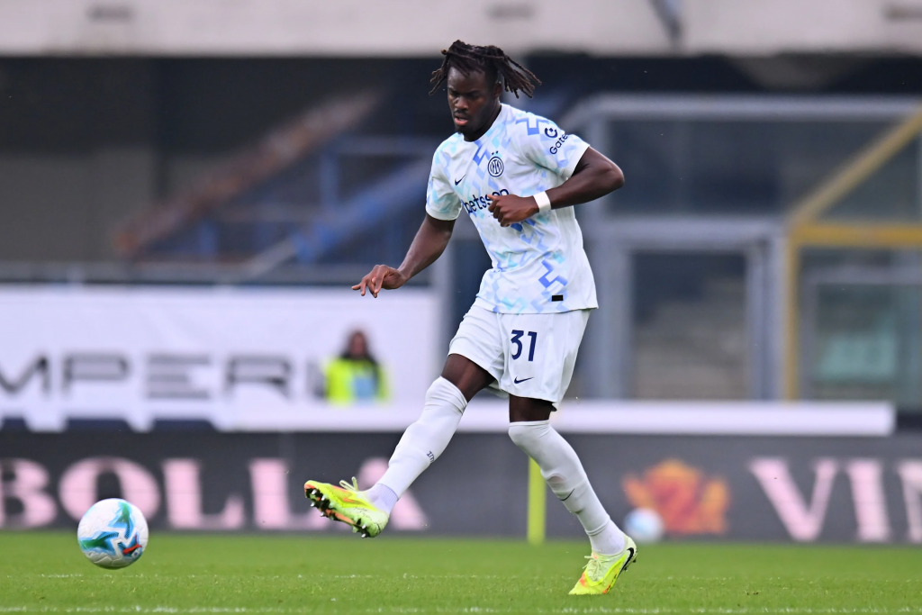 国际米兰球员身穿客场球衣控球推进