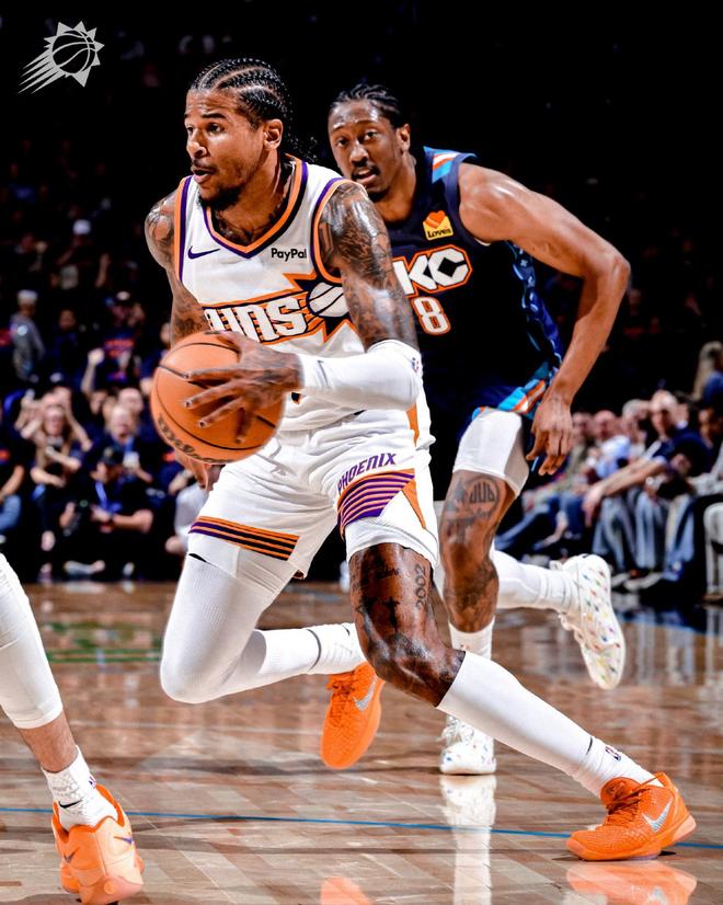 杰伦·格林持球推进面对雷霆追防