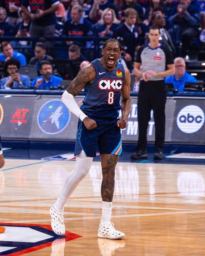 杰伦·威廉姆斯激情庆祝关键回合