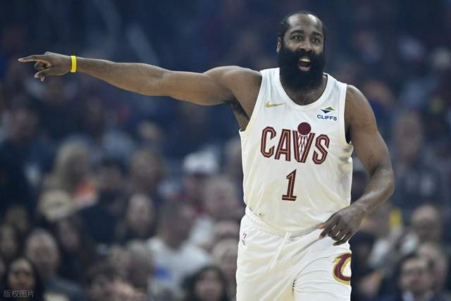 哈登骑士比赛中指挥进攻比赛画面