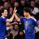 日本队三笘薰进球后庆祝英格兰友谊赛关键时刻