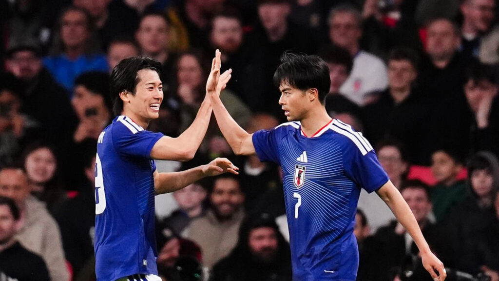 日本队三笘薰进球后庆祝英格兰友谊赛关键时刻