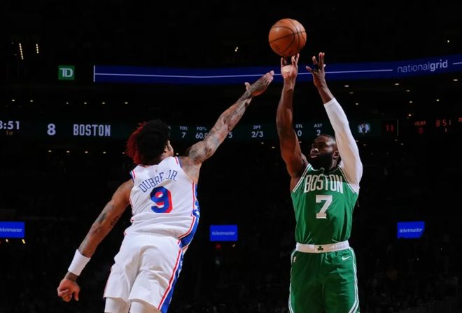 杰伦布朗外线跳投出手瞬间