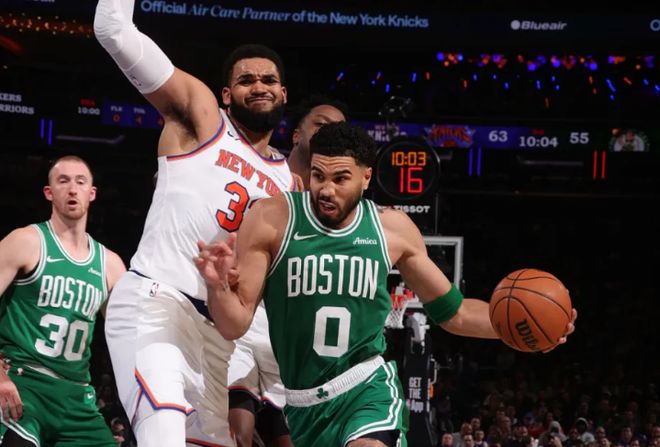 塔图姆持球突破唐斯防守比赛画面