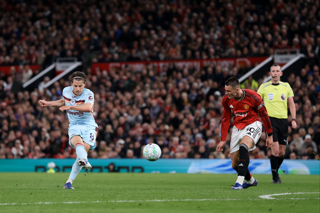 延森远射攻破曼联球门