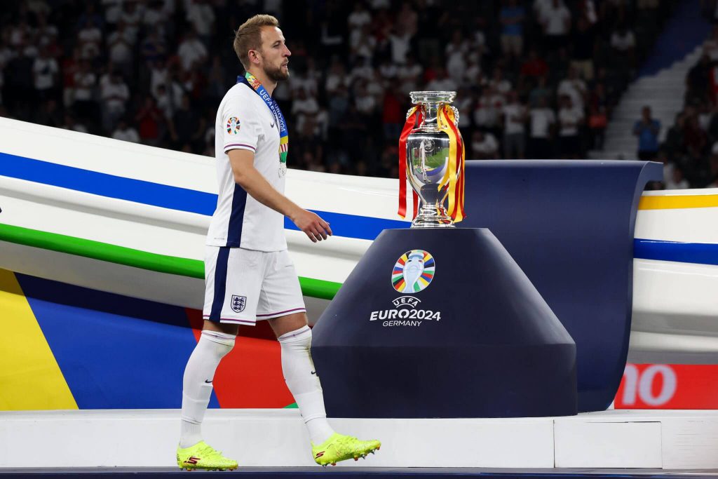 凯恩与欧洲杯奖杯同框展现英格兰大赛冲击场景