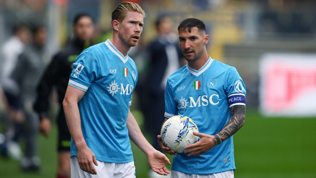 德布劳内与队友赛前交流