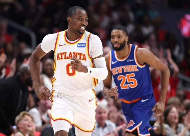 库明加在场上特写