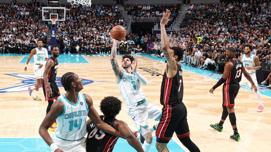 鲍尔冲击篮下完成关键上篮