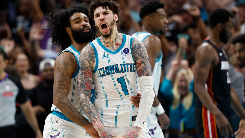 鲍尔与队友庆祝黄蜂加时胜利