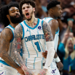 鲍尔与队友庆祝黄蜂加时胜利