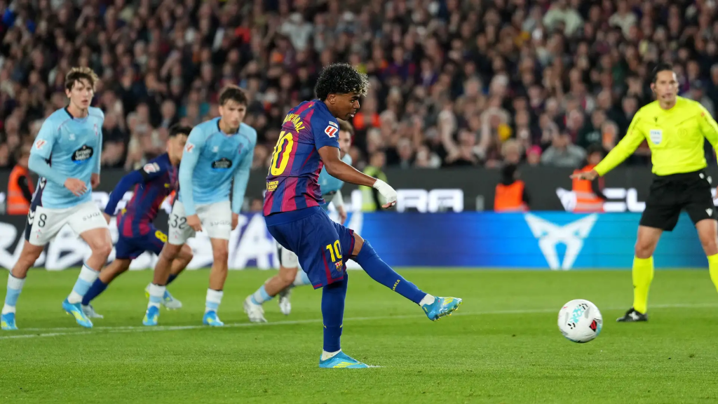 亚马尔主罚点球命中瞬间