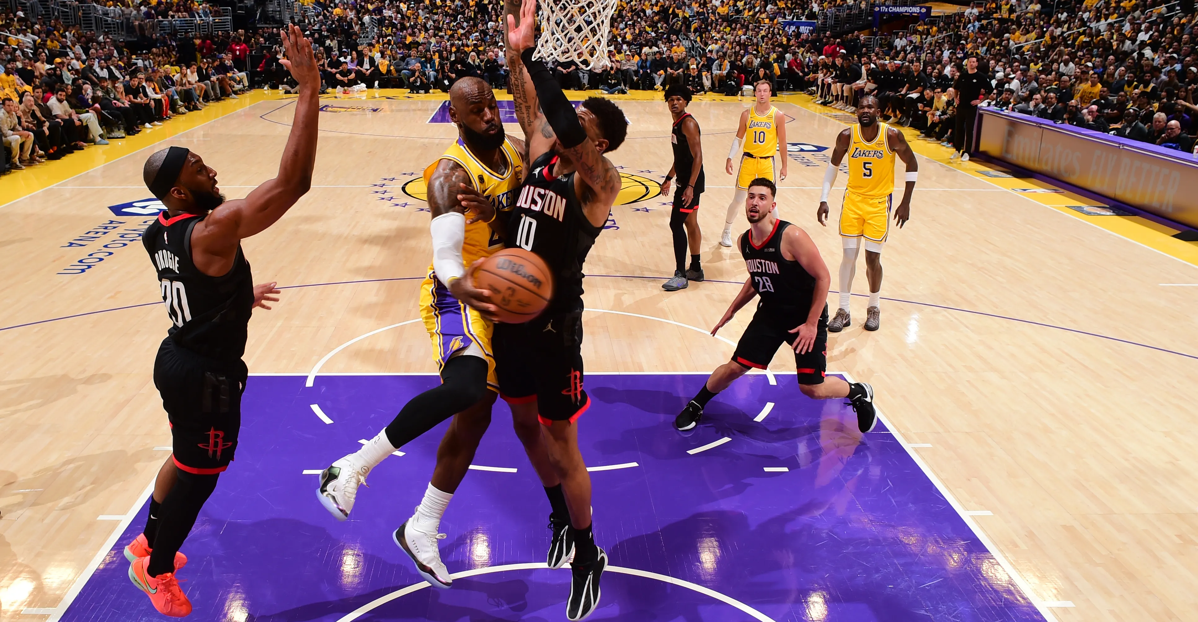 詹姆斯强攻火箭禁区