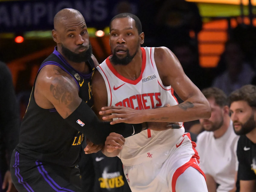 詹姆斯与杜兰特身体对抗画面