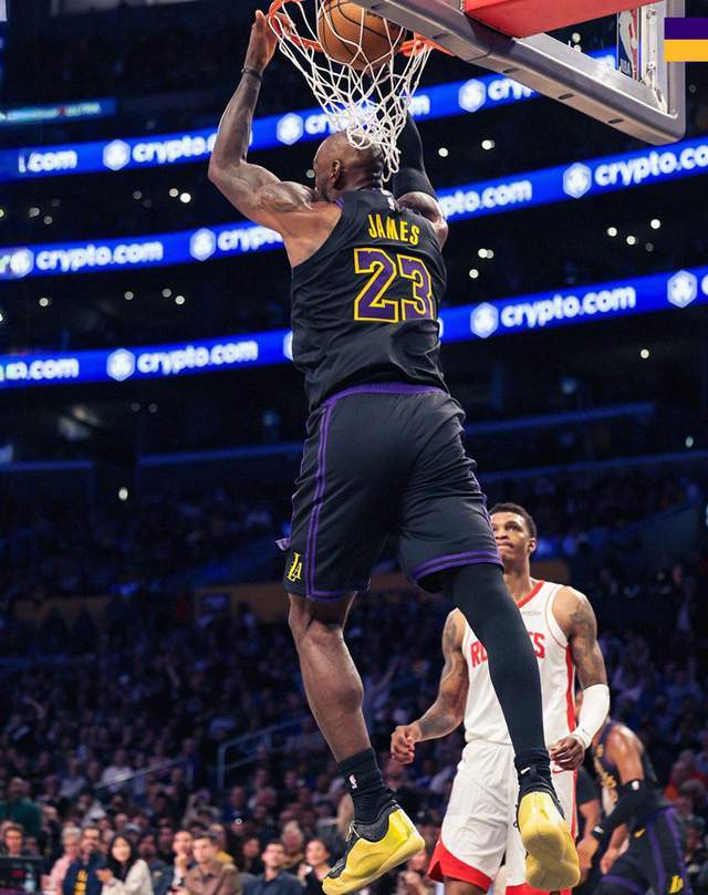 詹姆斯双手暴扣终结比赛气势