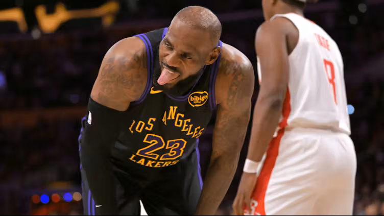 詹姆斯比赛间隙特写镜头