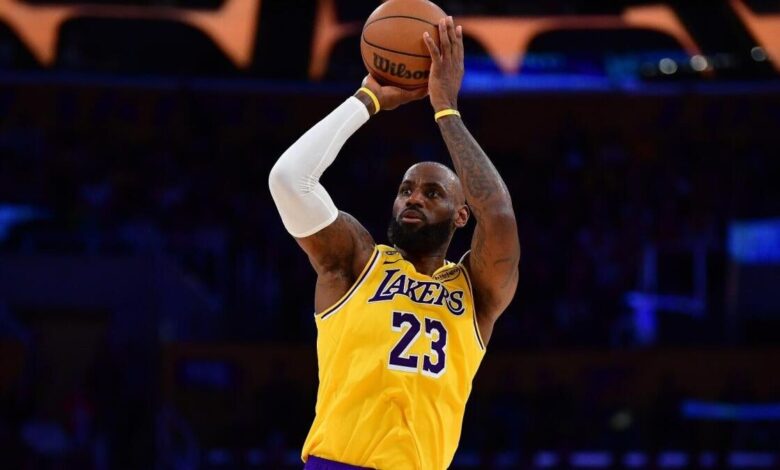 湖人球星詹姆斯比赛中投篮动作