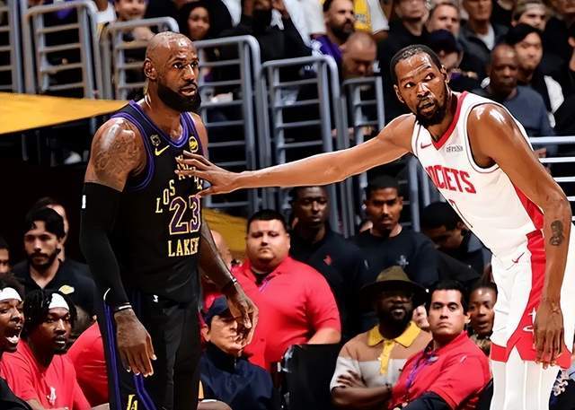 詹姆斯与杜兰特比赛中对位瞬间