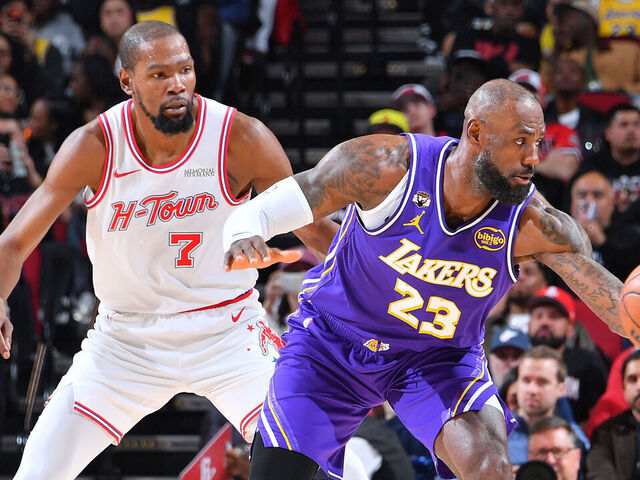 詹姆斯背身单打杜兰特的比赛镜头