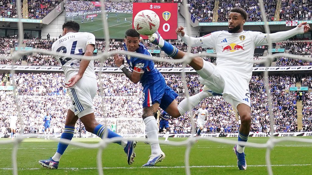 利兹联门前防守切尔西进攻