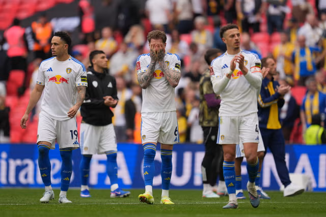 利兹联球员赛后神情失落