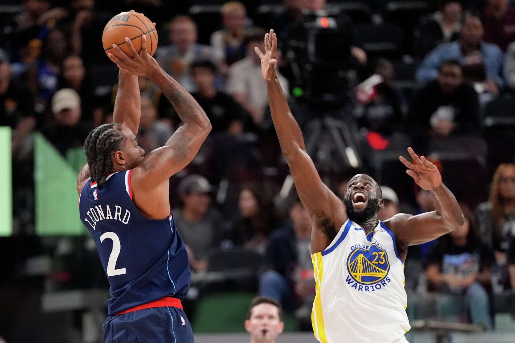 伦纳德中距离出手遭格林强力干扰