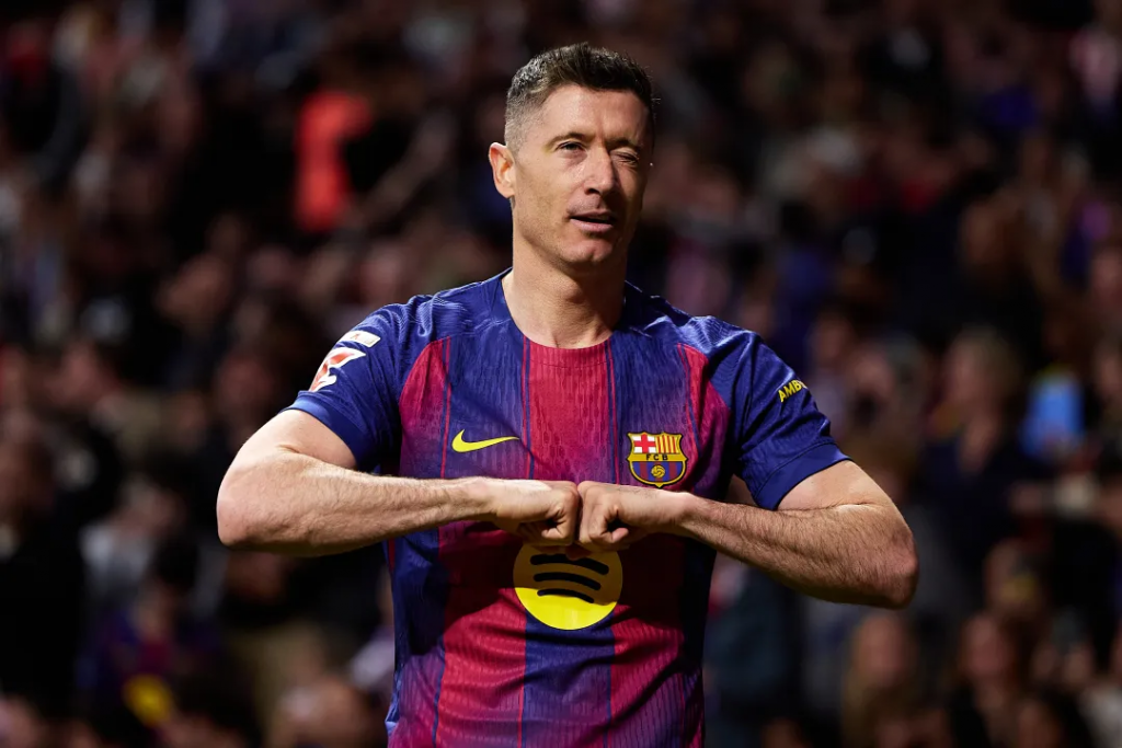 莱万多夫斯基巴萨比赛中庆祝进球特写画面