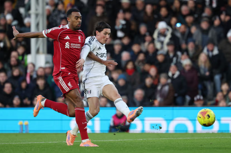 利物浦球员与富勒姆后卫边路对抗