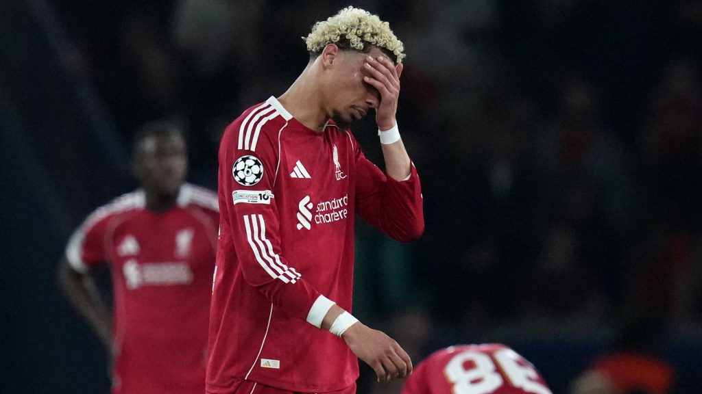 利物浦球员失落离场表情特写