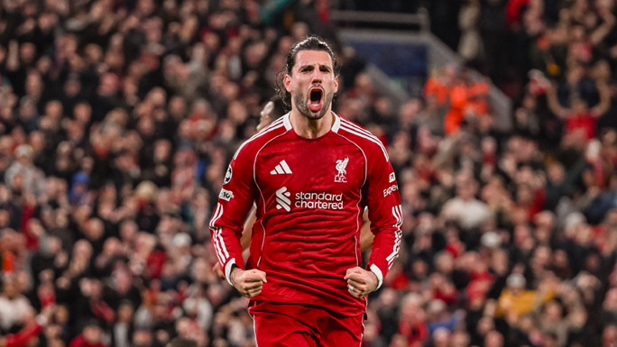 利物浦球员主场庆祝进球画面