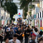 澳门旅游产业博览会现场人流与吉祥物巡游画面