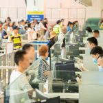 澳门口岸工作人员办理旅客入境手续