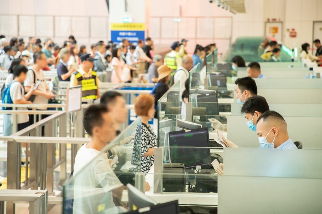澳门口岸工作人员办理旅客入境手续