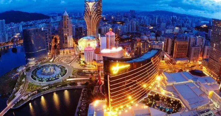 澳门夜景与大型综合度假村赌场建筑群城市全景