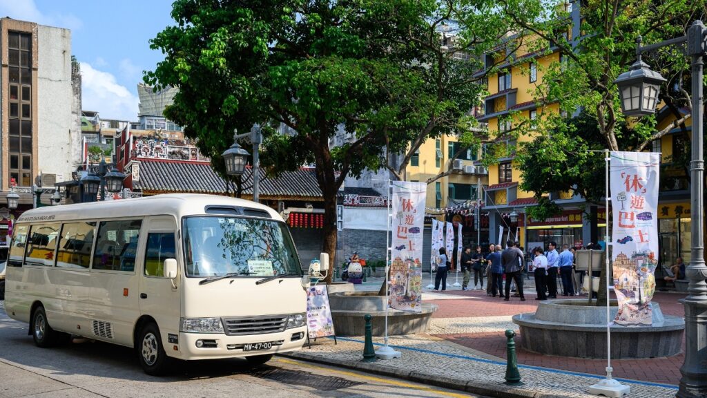 澳门社区休游巴士停靠街区站点现场