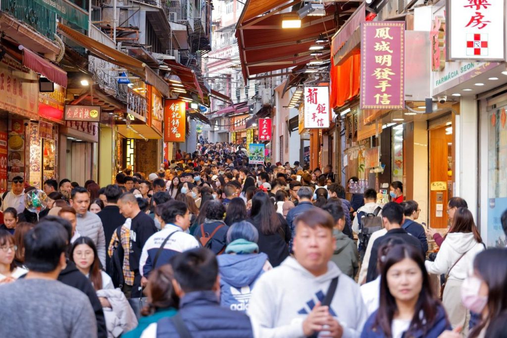 澳门热门街区节假日游客密集人流与商业街景画面
