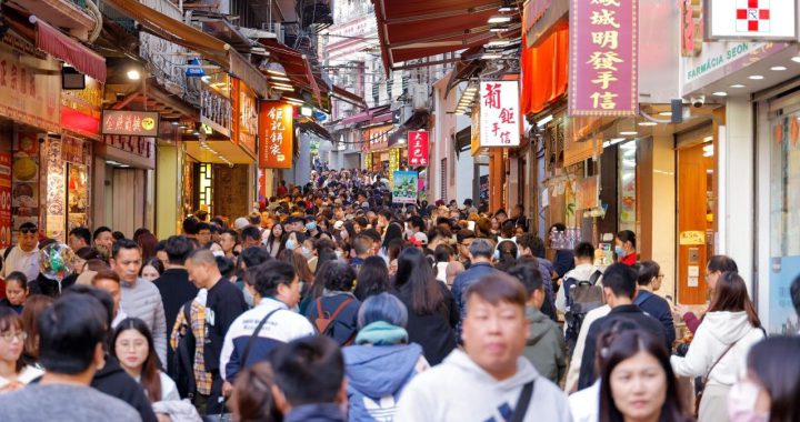 澳门热门街区节假日游客密集人流与商业街景画面