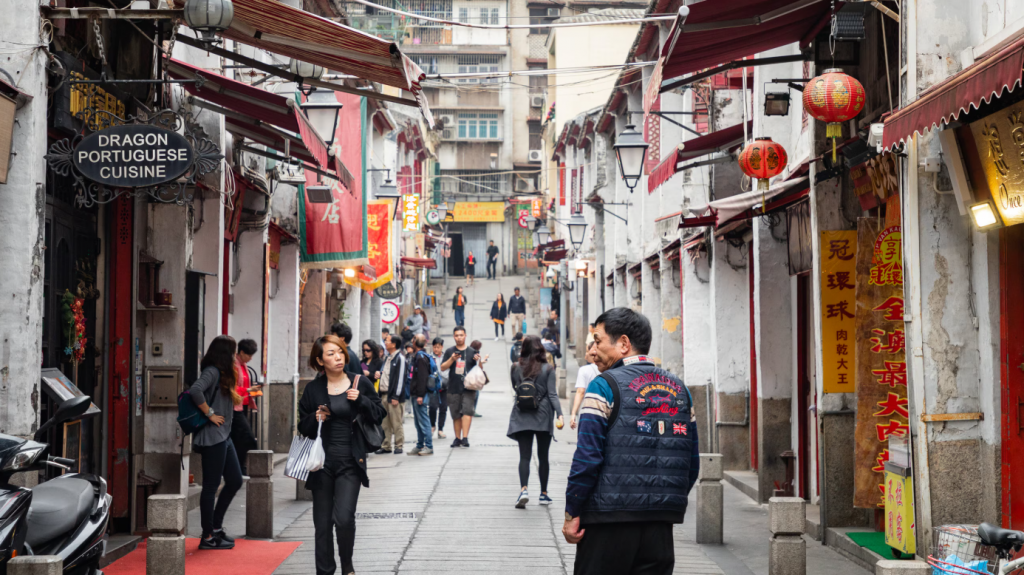 澳门旧城区游客步行街景资料图