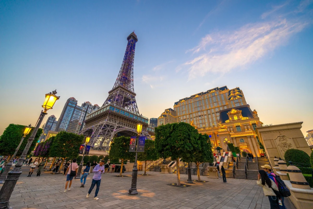 澳门巴黎人地标外景体现澳门博彩旅游复苏