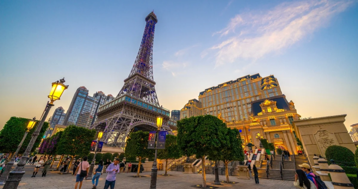 澳门巴黎人地标外景体现澳门博彩旅游复苏