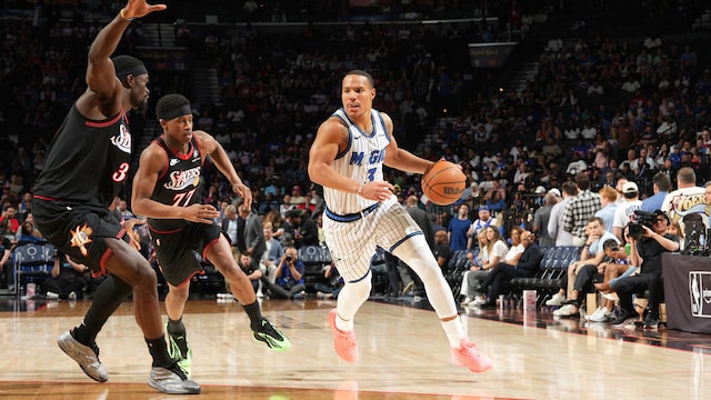 魔术后卫推进快攻画面