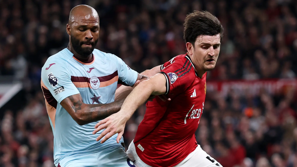 马奎尔与布伦特福德球员对抗