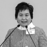 何超蕸出席公开活动发言黑白照片