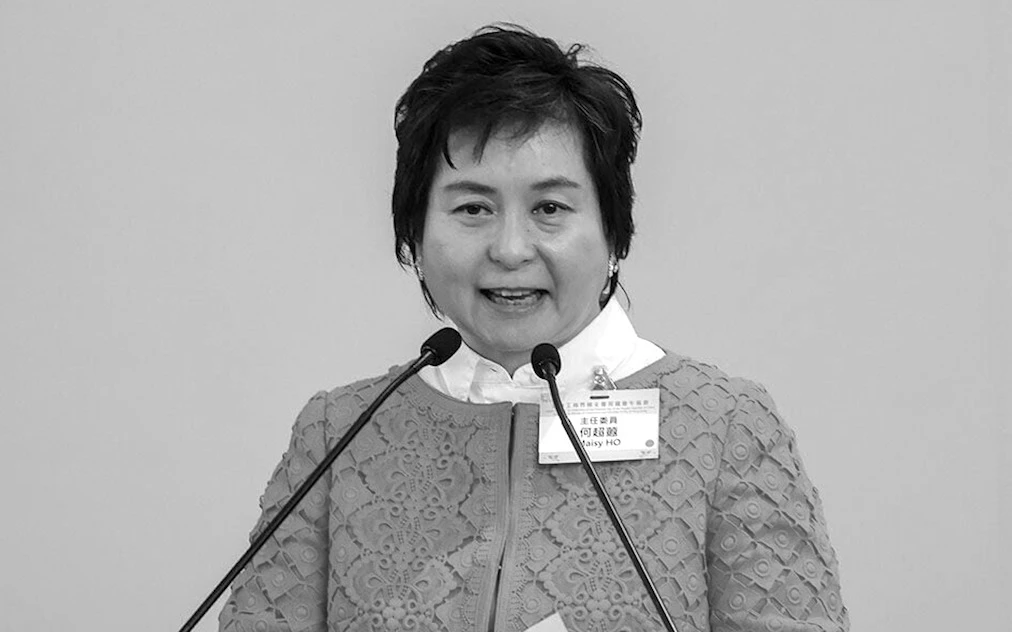 何超蕸出席公开活动发言黑白照片