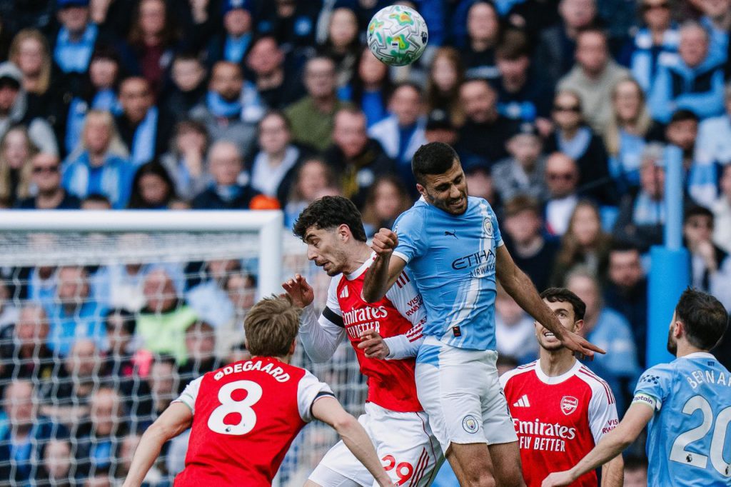 曼城球员头球争顶压制阿森纳防线